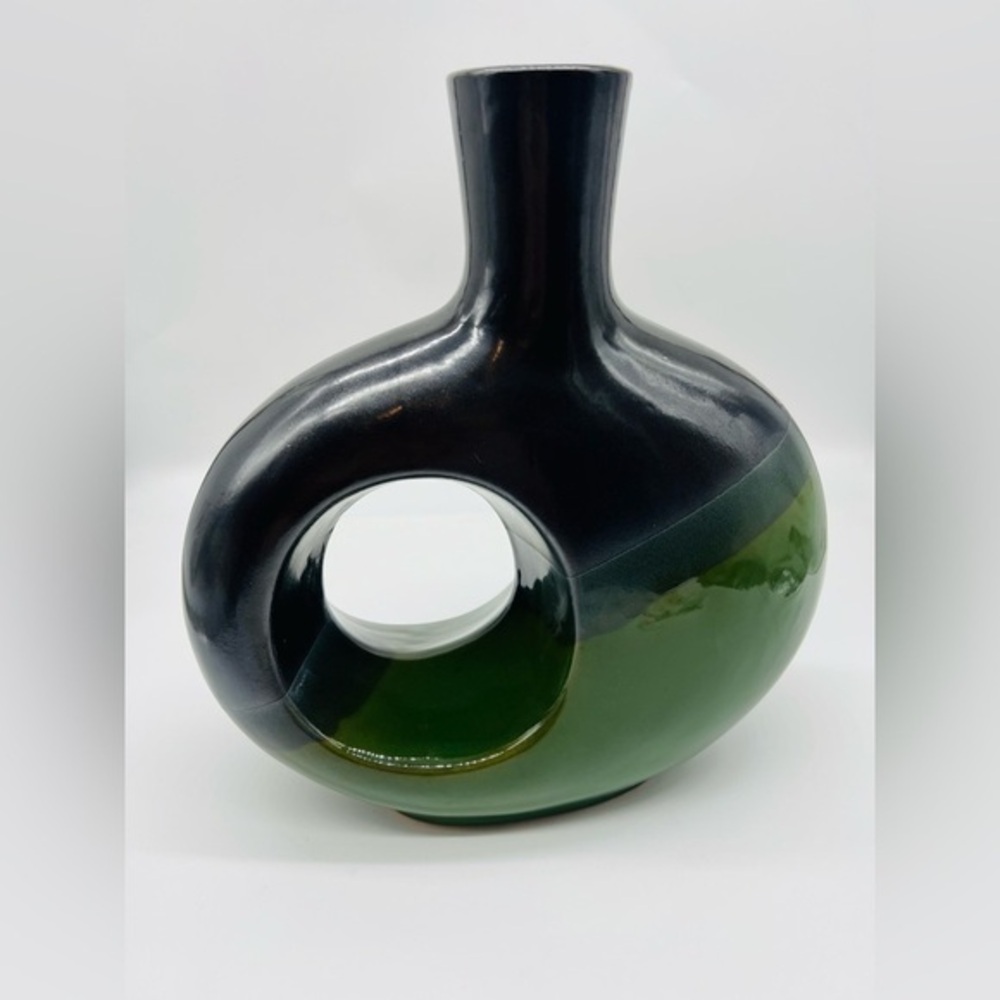 unique pottery home accent conversation piece in excellent condition
